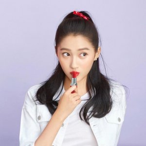 ŮҲҪױװʦͿں죬մɫ