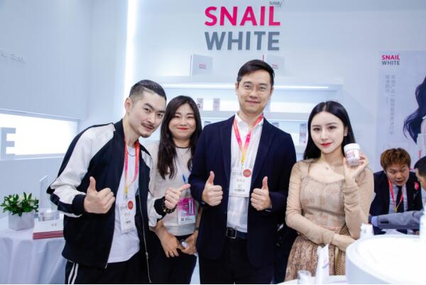 淘宝百万粉丝主播李欣瑜现身SNAILWHITE施妮薇展馆